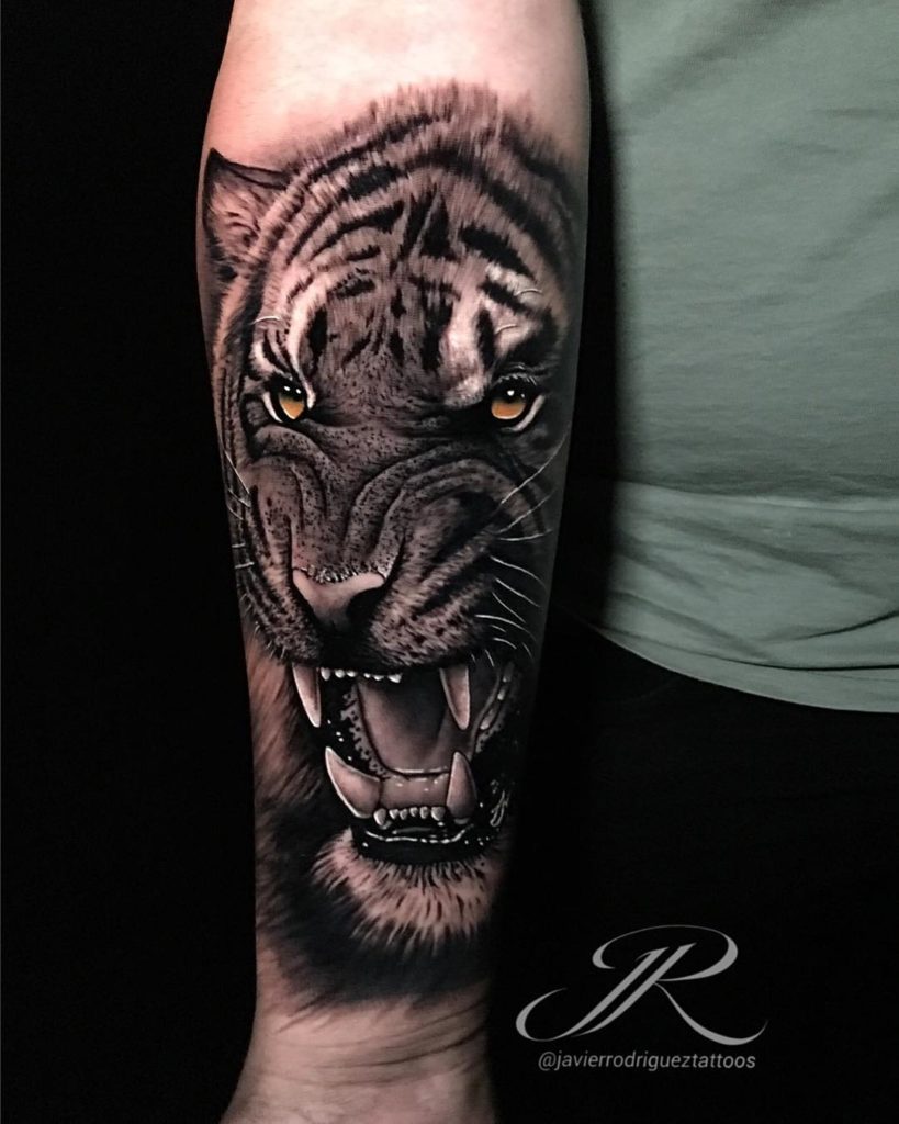 Tatuaż głowa złego tygrysa z na przedramieniu dla mężczyzn i kobiet