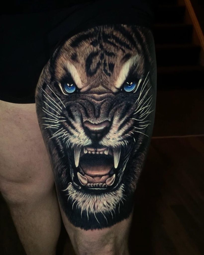 Tatuaż głowa złego tygrysa z niebieskimi oczami na biodrze, udzie dla mężczyzn i kobiet