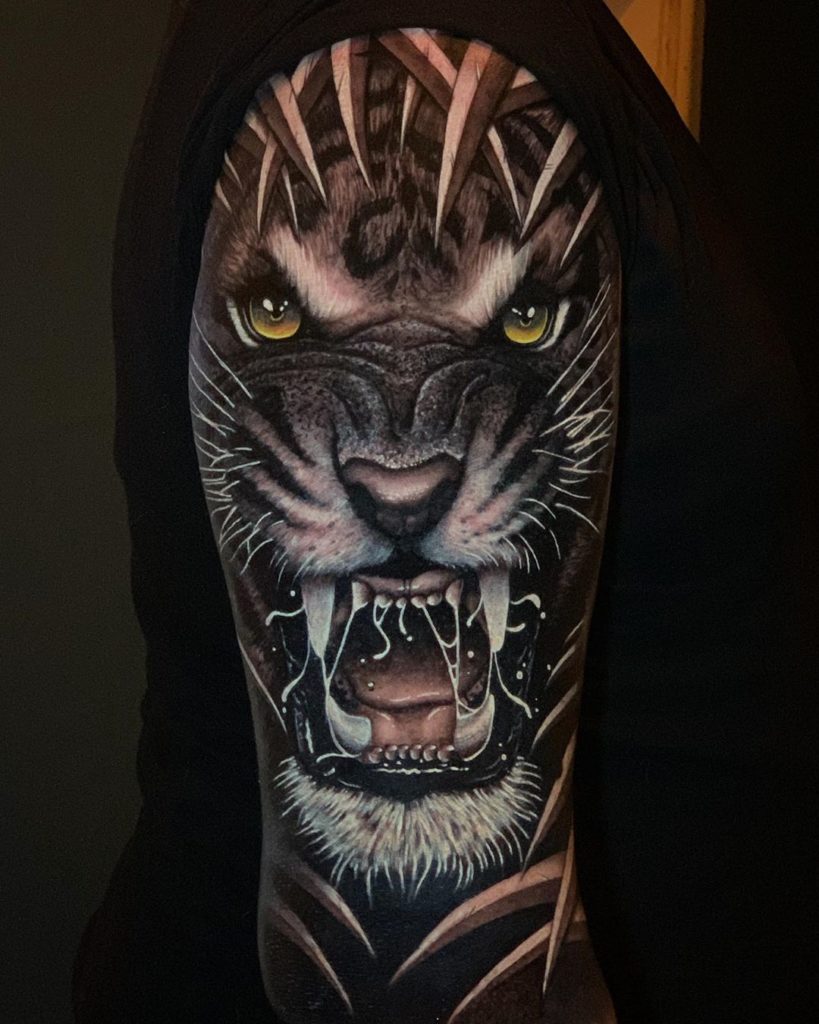 Tatuaż głowa złego tygrysa z żółtymi oczami i listkami na ramieniu dla mężczyzn i kobiet