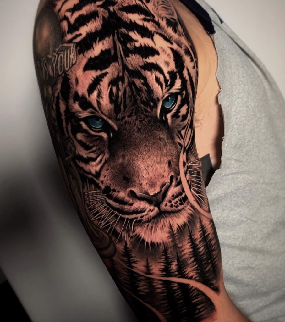 Tatuaż głowa białego tygrysa niebieskimi oczami z lasem na ramieniu dla mężczyzn i kobiet