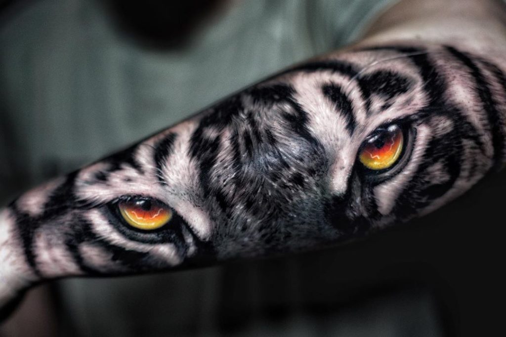 Tatuaż głowa oczy tygrysa z pomarańczowymi oczami na przedramieniu dla mężczyzn i kobiet