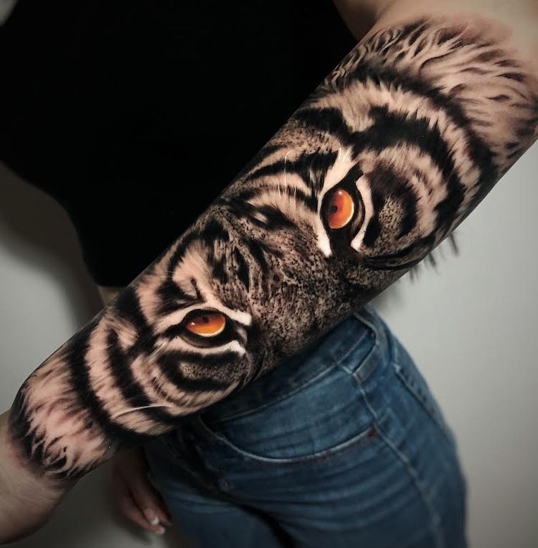 Tatuaż głowa tygrysa z pomarańczowymi oczami na zewnętrznej stronie przedramienia dla mężczyzn i kobiet