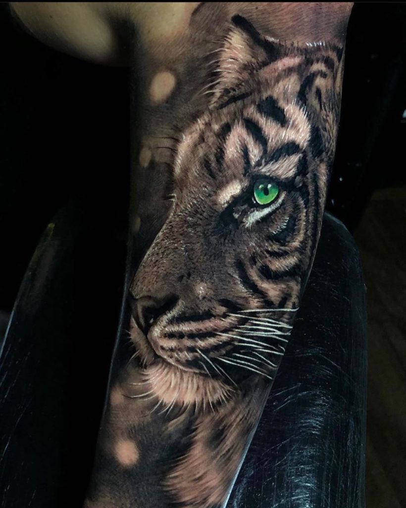 Tatuaż głowa tygrysa z zielonymi oczami na przedramieniu dla mężczyzn i kobiet