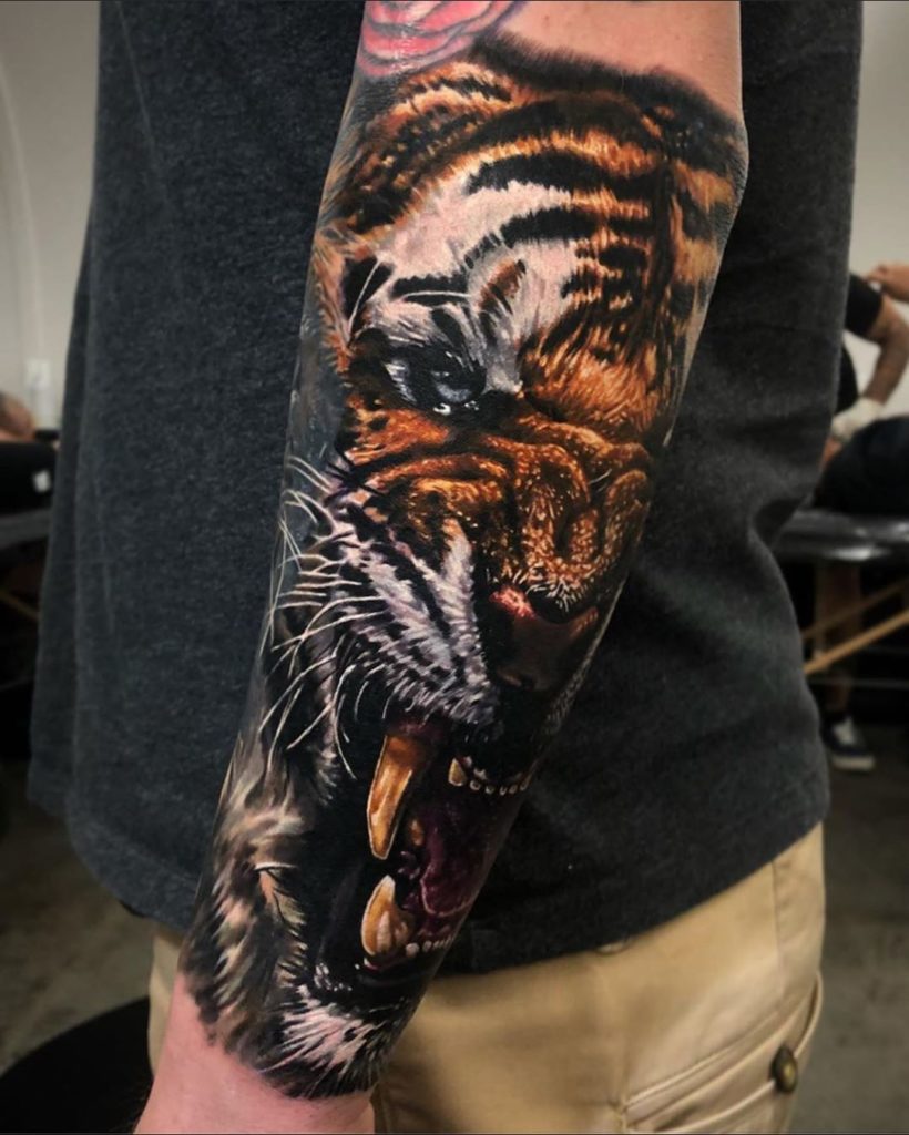 Tatuaż głowa złego kolorowego tygrysa na przedramieniu dla mężczyzn i kobiet