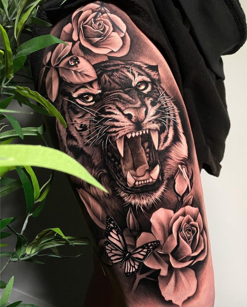 Tatuaż głowa złego tygrysa z różami na udzie i biodrze dla mężczyzn i kobiet