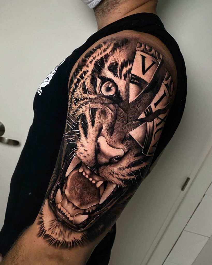 Tatuaż głowa złego tygrysa zegarkiem na oku na ramieniu dla mężczyzn i kobiet