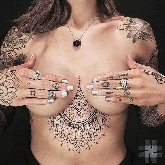Tatuaż pod biustem, piersiami kobiece biżuteria lotos łańcuszek