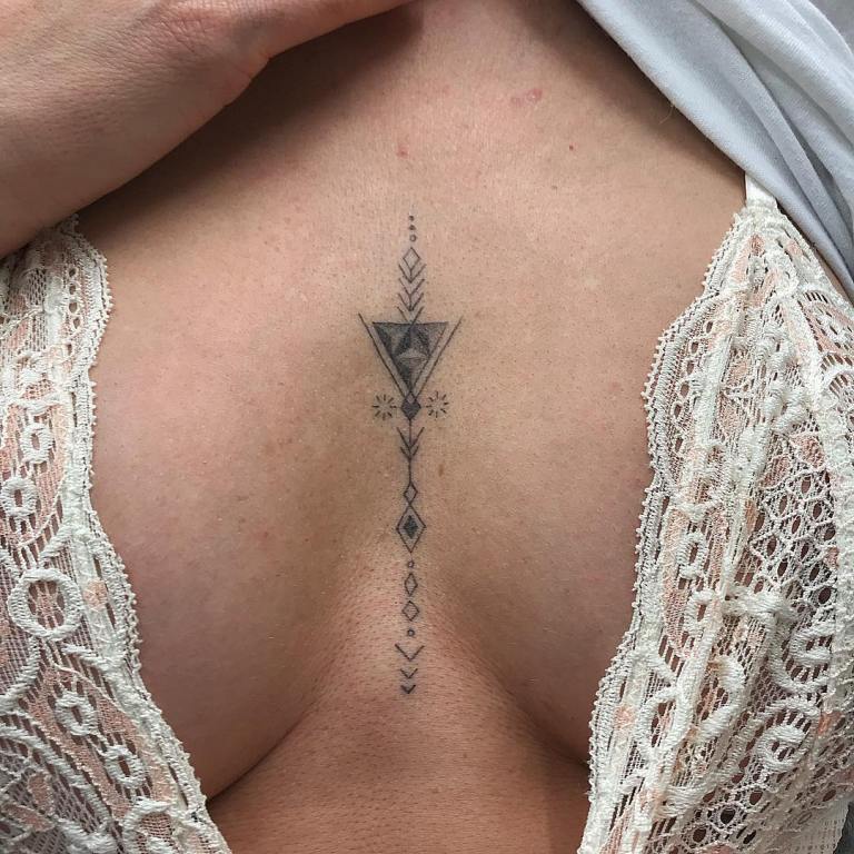 Tatuaż pod biustem, piersiami kobiece delikatne linii