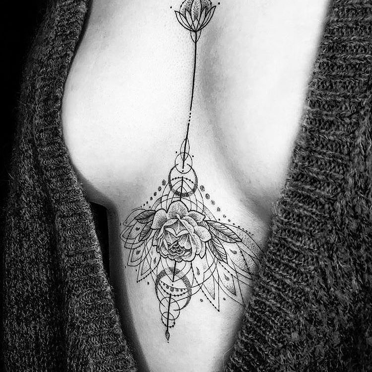 Tatuaż pod biustem, piersiami kobiece kwiat geometryczny