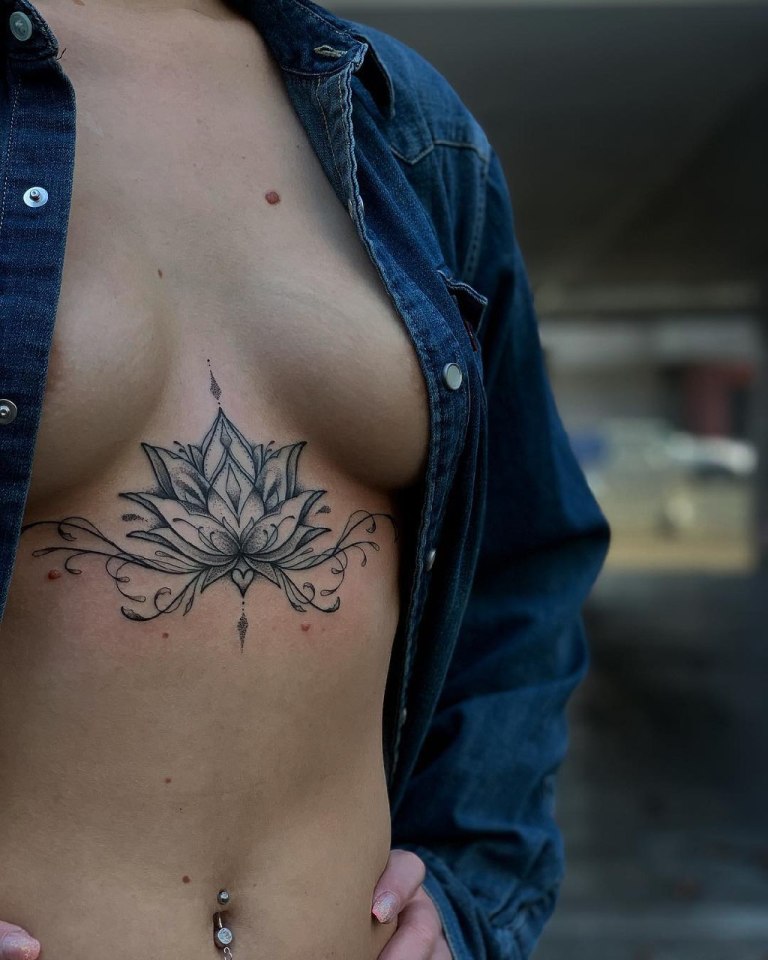 Tatuaż pod biustem, piersiami kobiece lotos z biżuterią