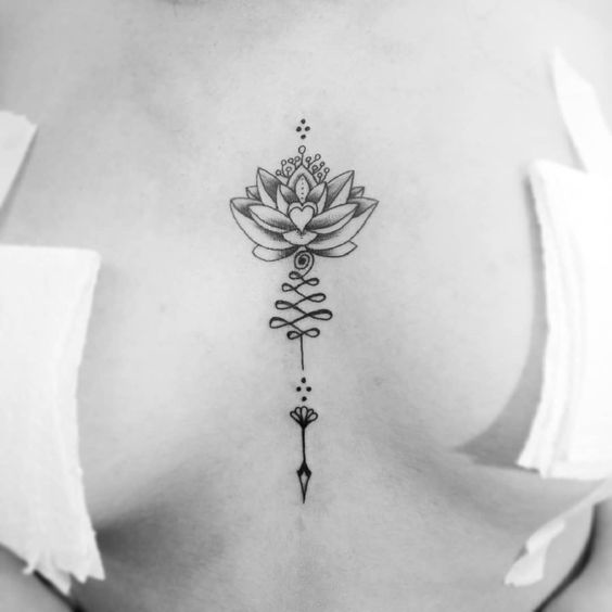 Tatuaż pod biustem, piersiami kobiece lotos z linią