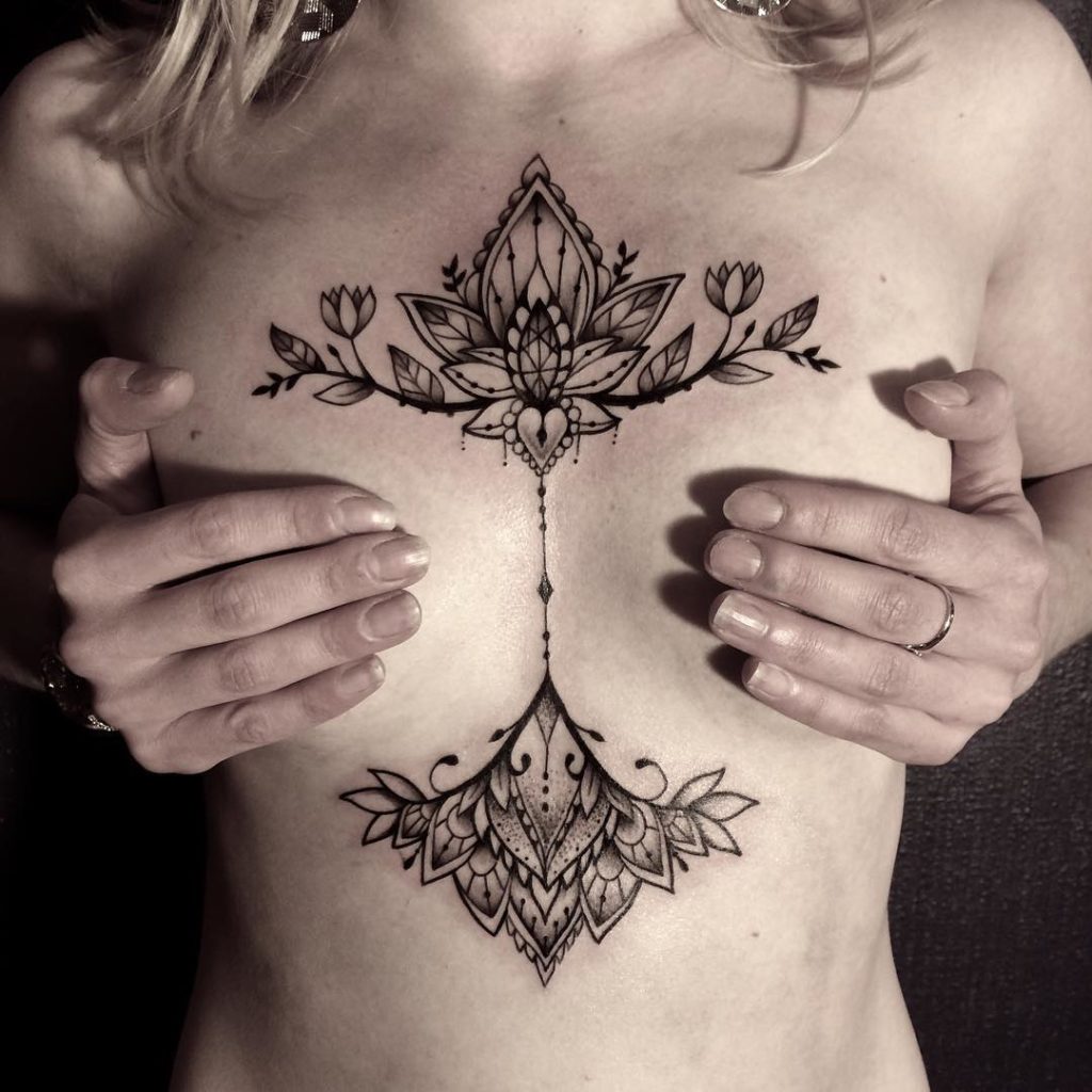 Tatuaż pod biustem, piersiami kobiece mandala z lotosem