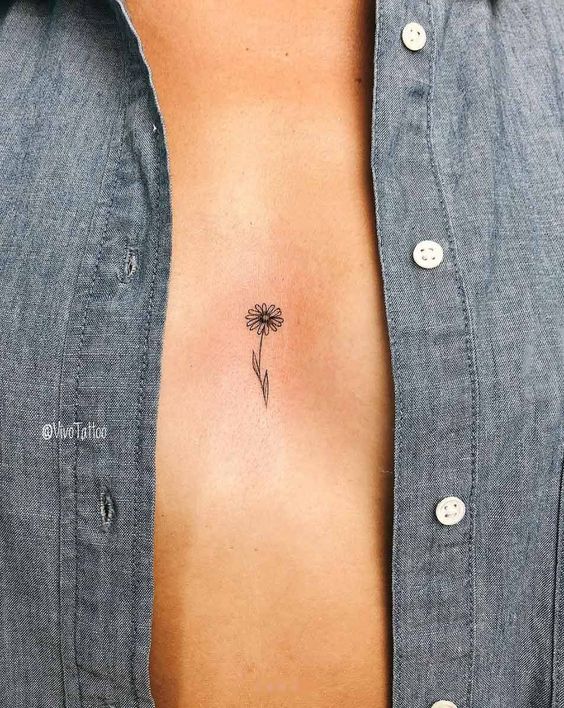 Tatuaż pod biustem, piersiami kobiece mały kwiatek