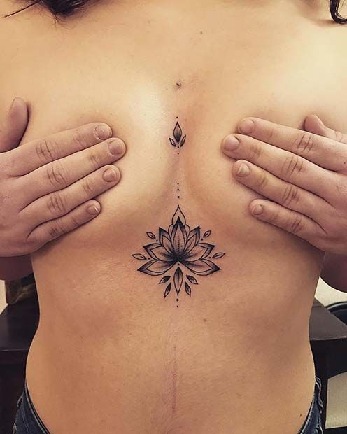 Tatuaż pod biustem, piersiami kobiece lotos z kropelkami