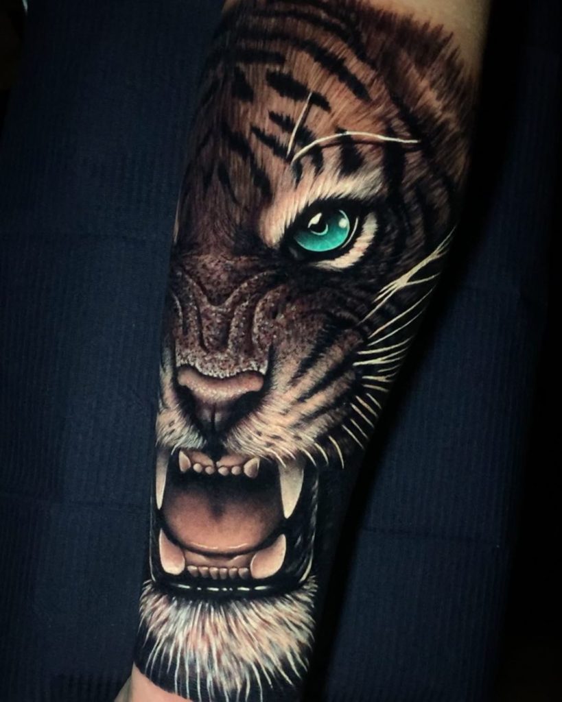 Tatuaż połowa głowy tygrysa z niebieskim okiem na przedramieniu dla mężczyzn i kobiet