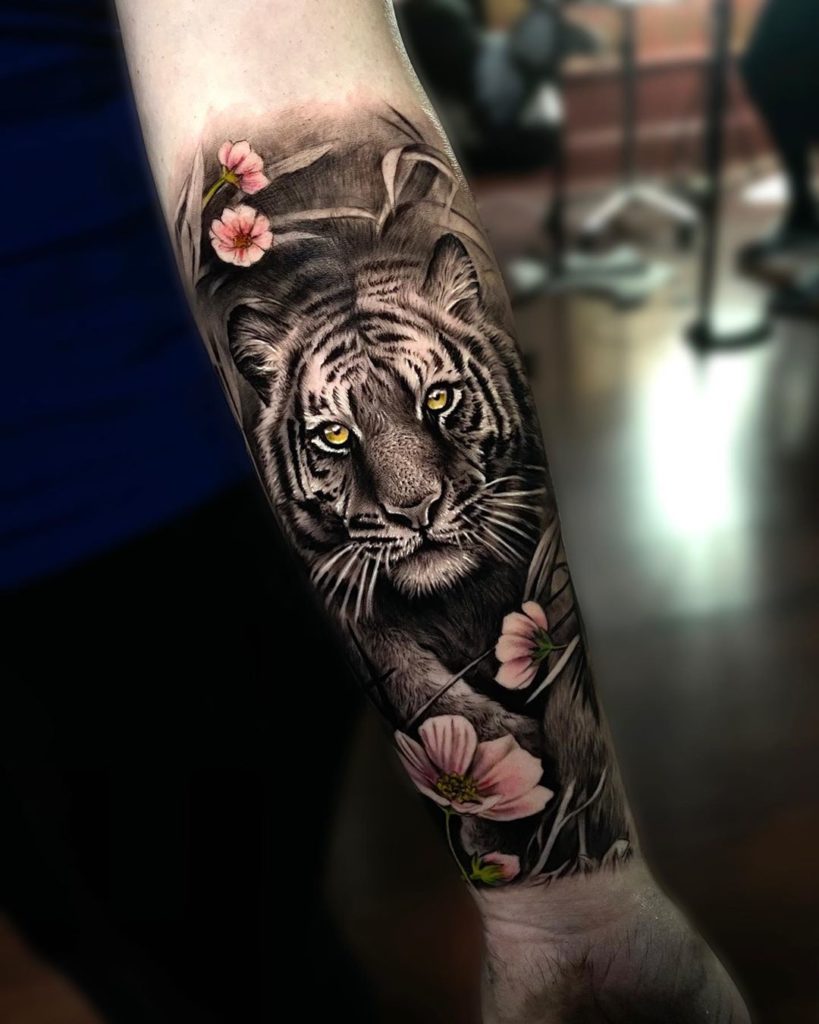 Tatuaż tygrys z łapą z sakurą na przedramieniu dla mężczyzn i kobiet