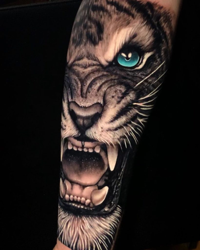 Tatuaż złego głowa tygrysa z niebieskimi oczami na przedramieniu dla mężczyzn i kobiet