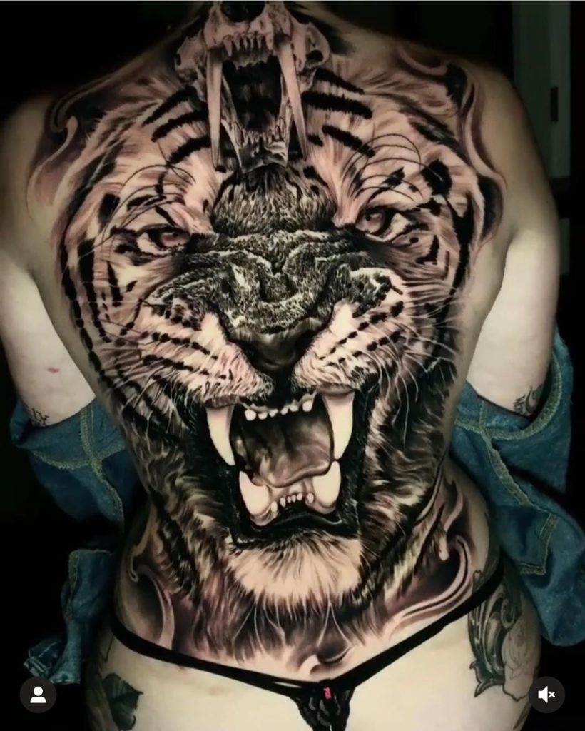 Tatuaż zły tygrys z czaszką na plecach dla mężczyzn i kobiet