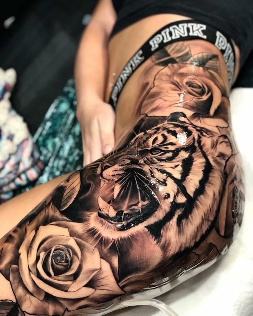 Tatuaż zły tygrys z kwiatami róża na biodrze, udo dla mężczyzn i kobiet