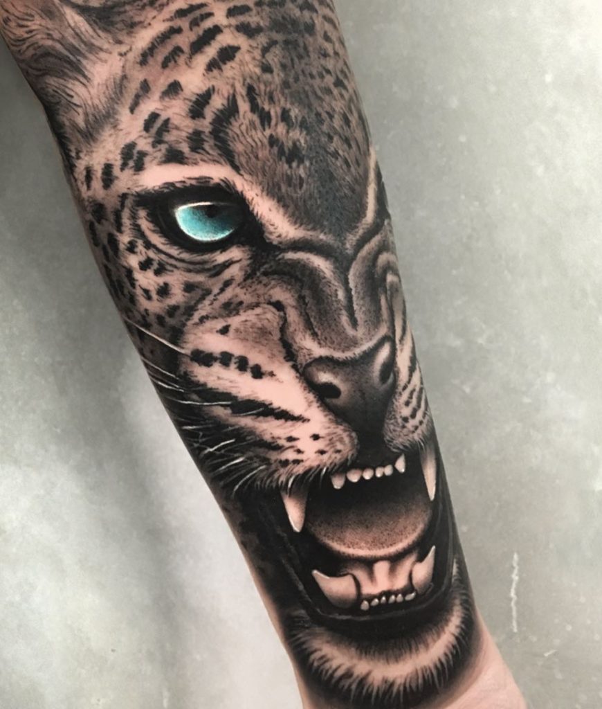 Tatuaż zły tygrys z niebieskimi oczami na przedramieniu dla mężczyzn i kobiet