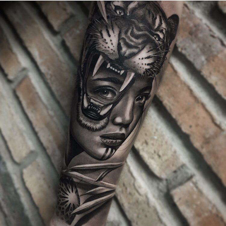 Tatuaż zły tygrys z portretem dziewczyny na przedramieniu dla mężczyzn i kobiet