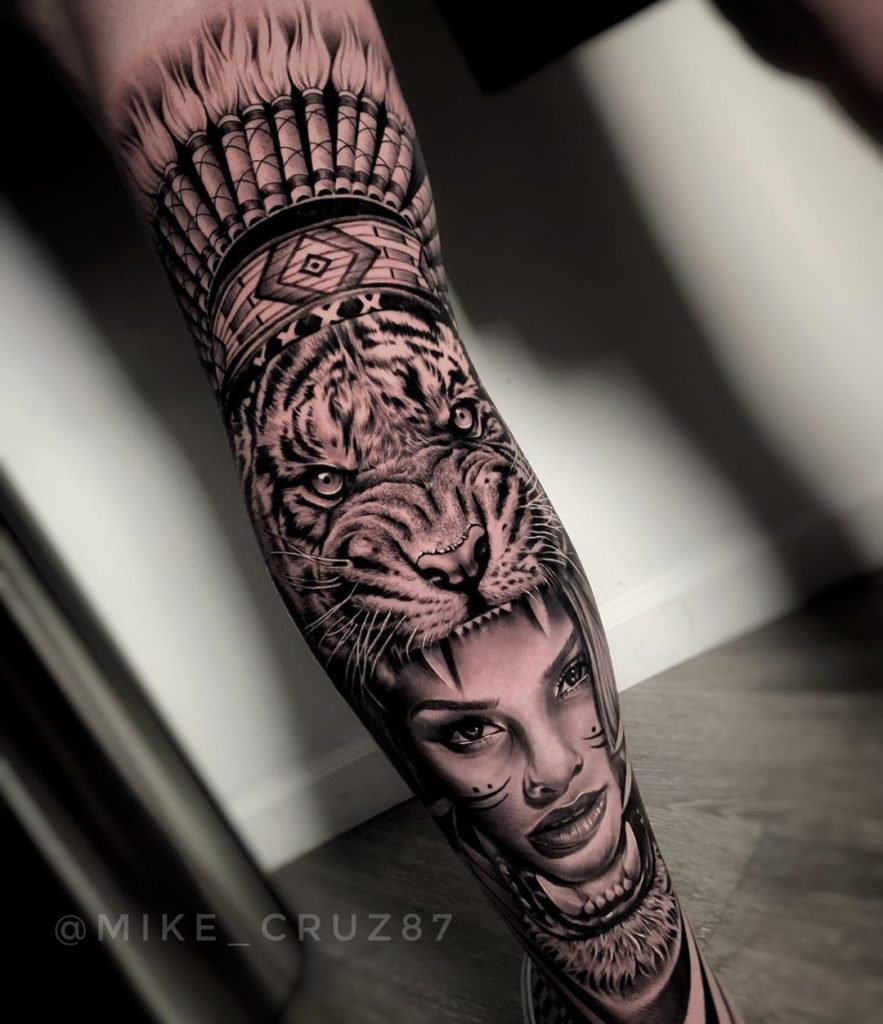 Tatuaż zły tygrys z portretem kobiety z piórami na nodze dla mężczyzn i kobiet