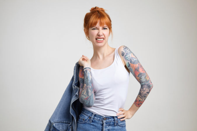 młoda ruda kobieta z tatuażami